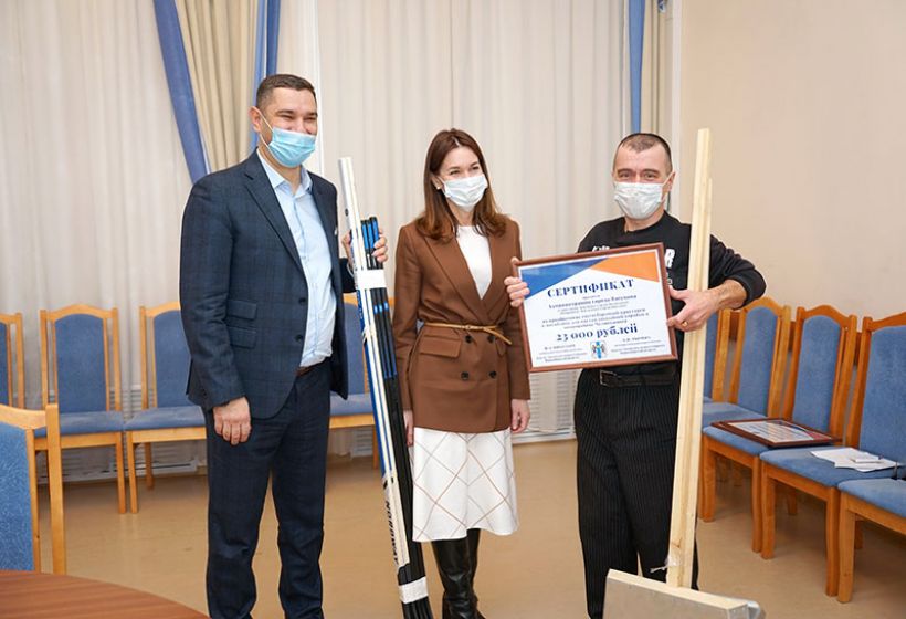 Фёдор Николаев и Елена Тырина вручают сертификат Сергею Максименко