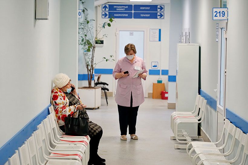 Медсестра идет по коридору больницы