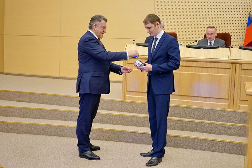 Андрей Шимкив вручает удостоверение депутата Дмитрию Курочкину