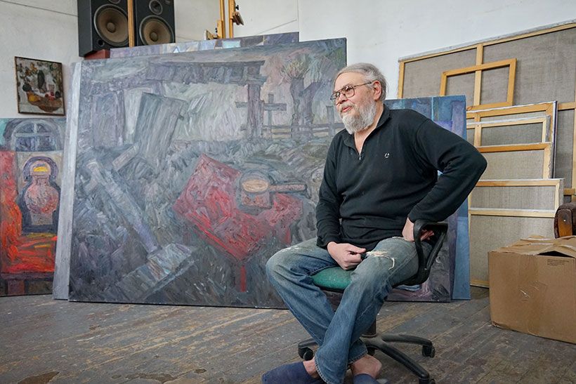 Валерий Нестеров на фоне картин