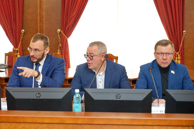 Иван Сидоренко, Илья Поляков и Дмитрий Козловский за столом на заседании комитета