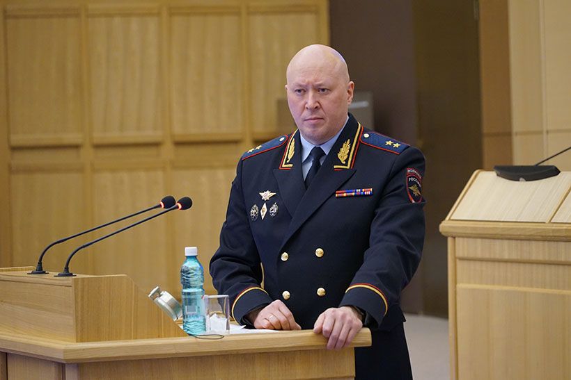 Начальник ГУ МВД по Новосибирской области Андрей кульков за трибуной законодательного собрания 