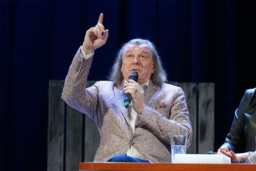 Юрий Васильев во время спектакля показывает пальцем в небо