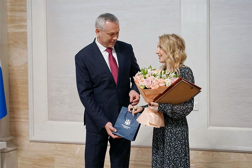Любовь Мосолова на вручении с губернатором Новосибирской области Андреем Травниковым