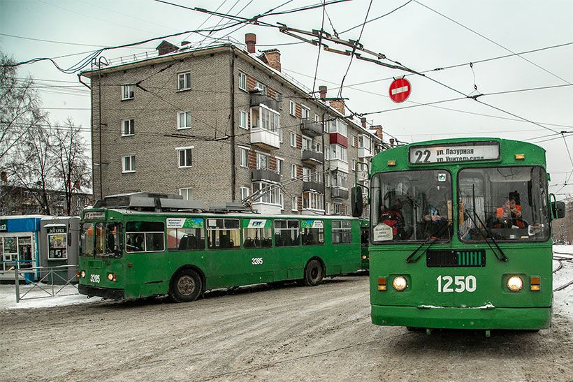Троллейбусы на остановке