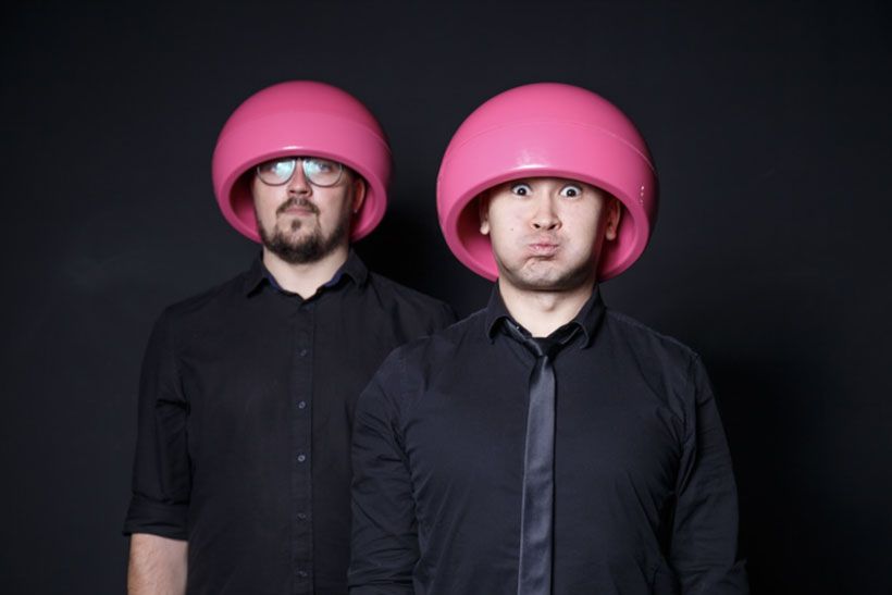 Двое мужчин в с розовыми колпаками на голове