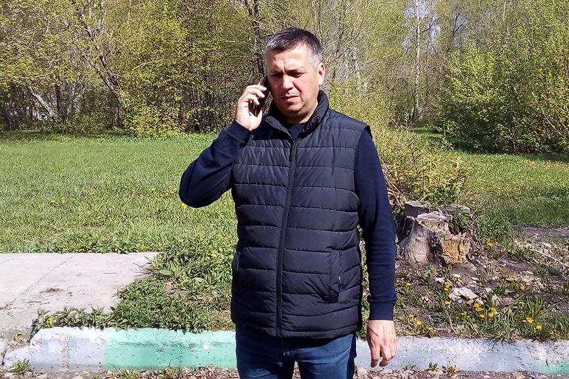 Дмитрий Макаров звонит по телефону