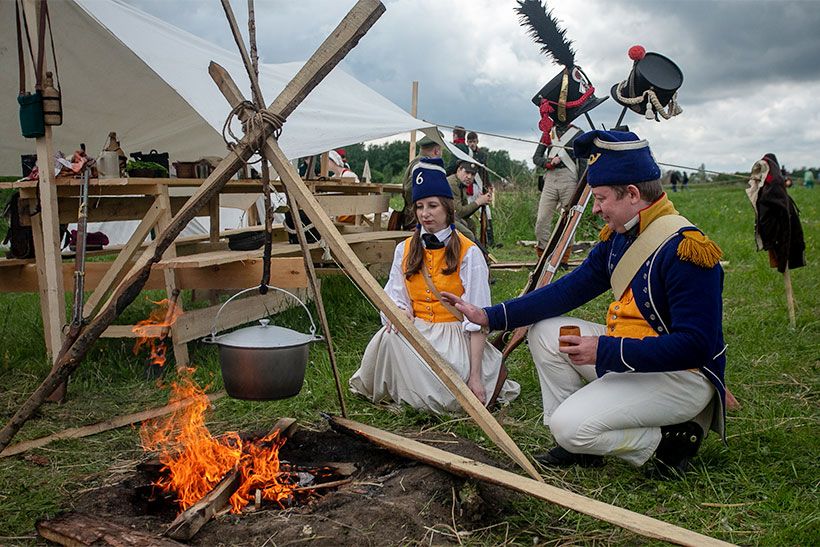 Ролевики в костюме французских солдат у костра на фестивале "Сибирский огонь"