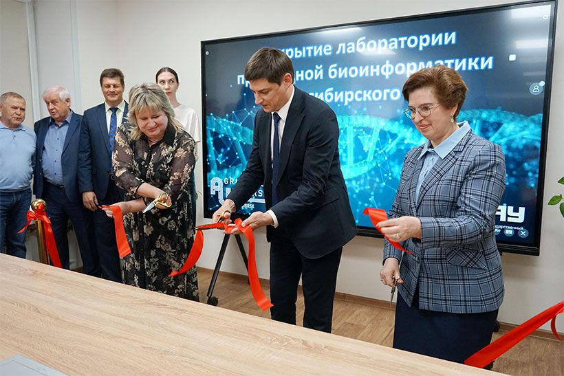 Вице-губернатор Ирина Мануйлова разрезает красную ленточку
