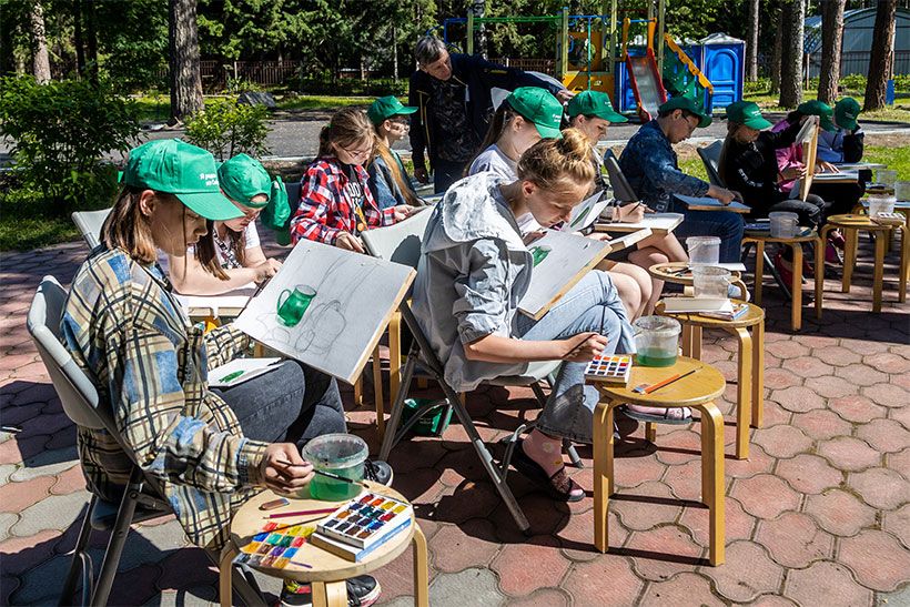 Профессор НГПУ Василий Беляев рисует акварелью с детьми