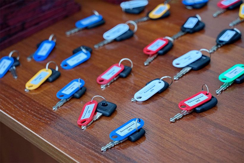 Ключи от машин скорой помощи на столе