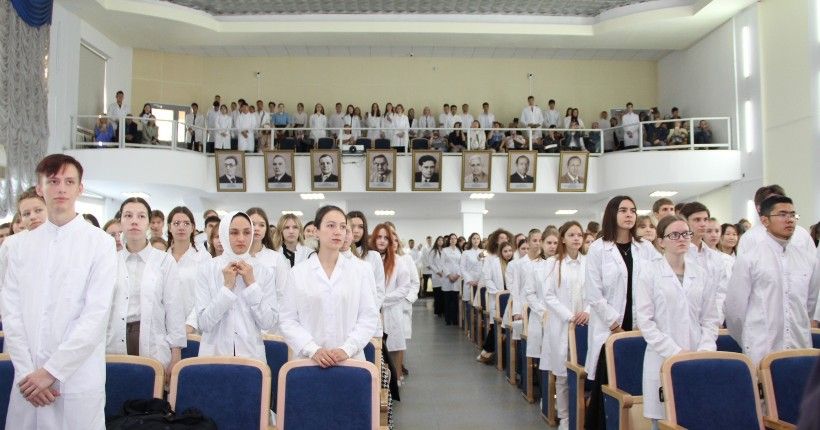 студенты медицинского института