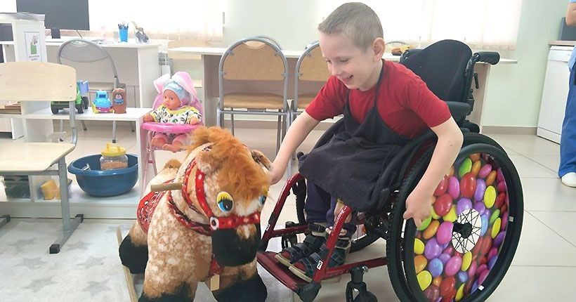 мальчик в инвалидной коляске