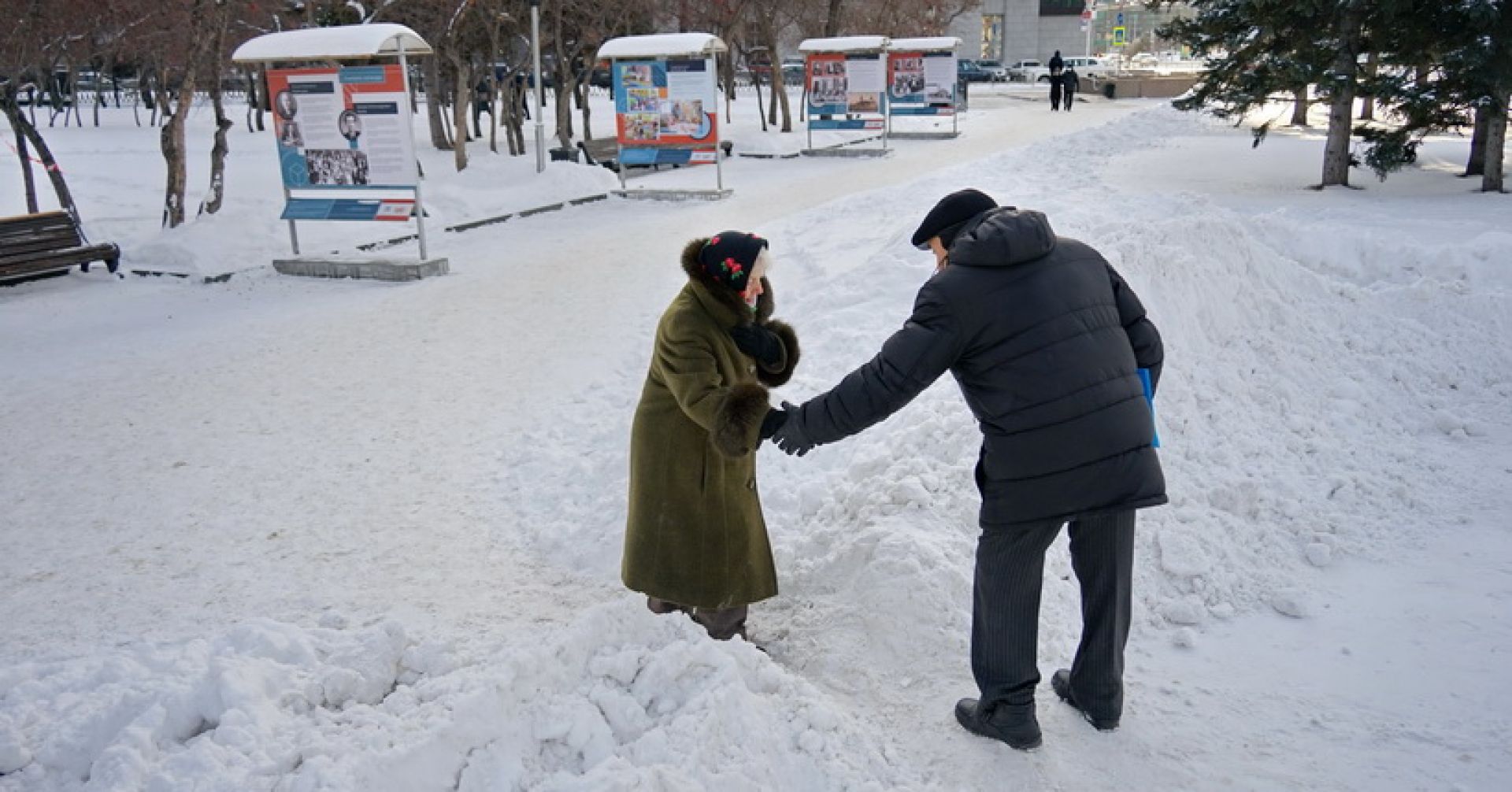 бабушка переходит через сугроб