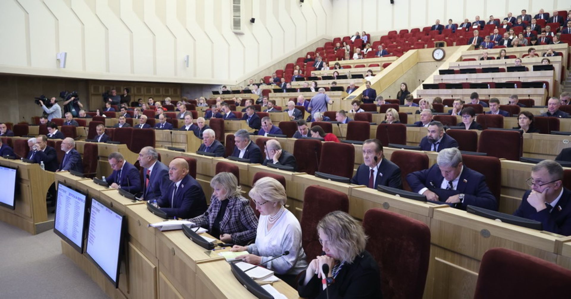 зал сессии заксобрания