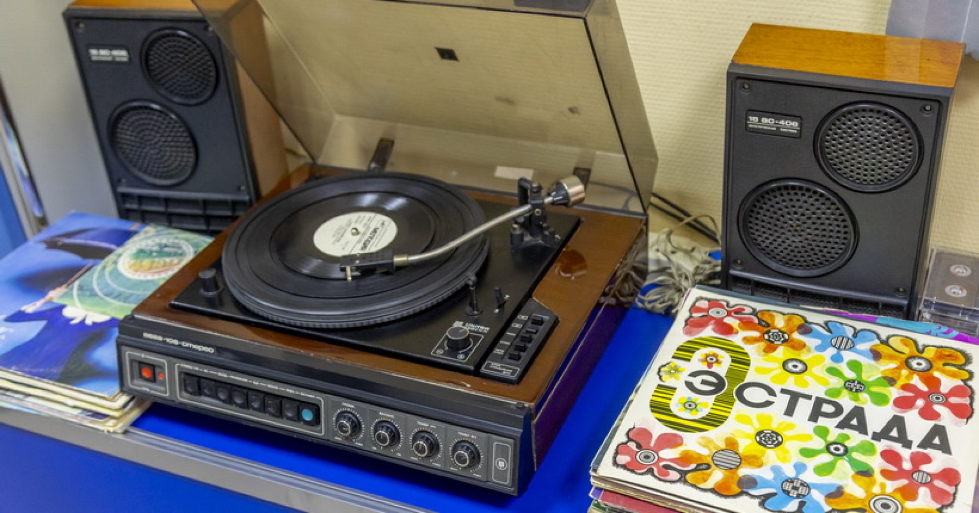 проигрыватель с пластинкой