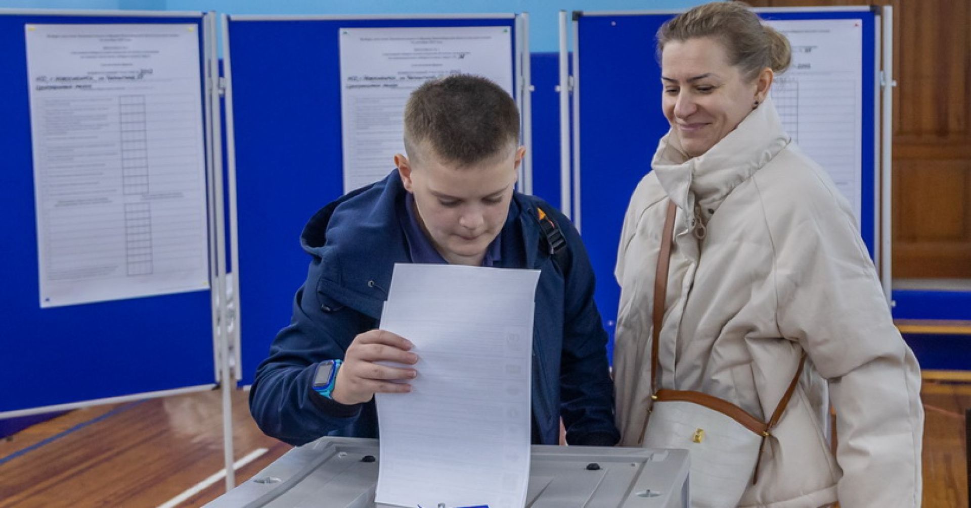 люди голосуют на выборах