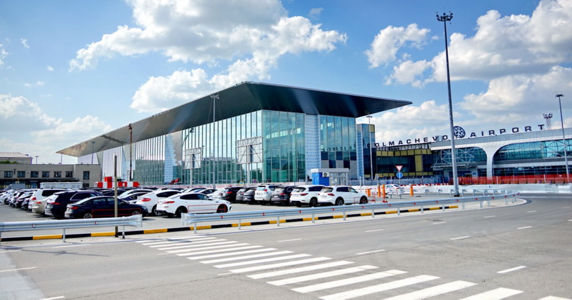 площадь у аэропорта Толмачёво