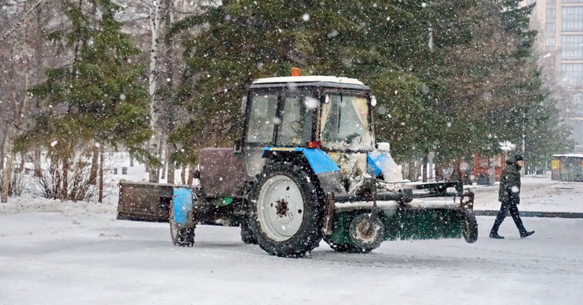 трактор чистит снег