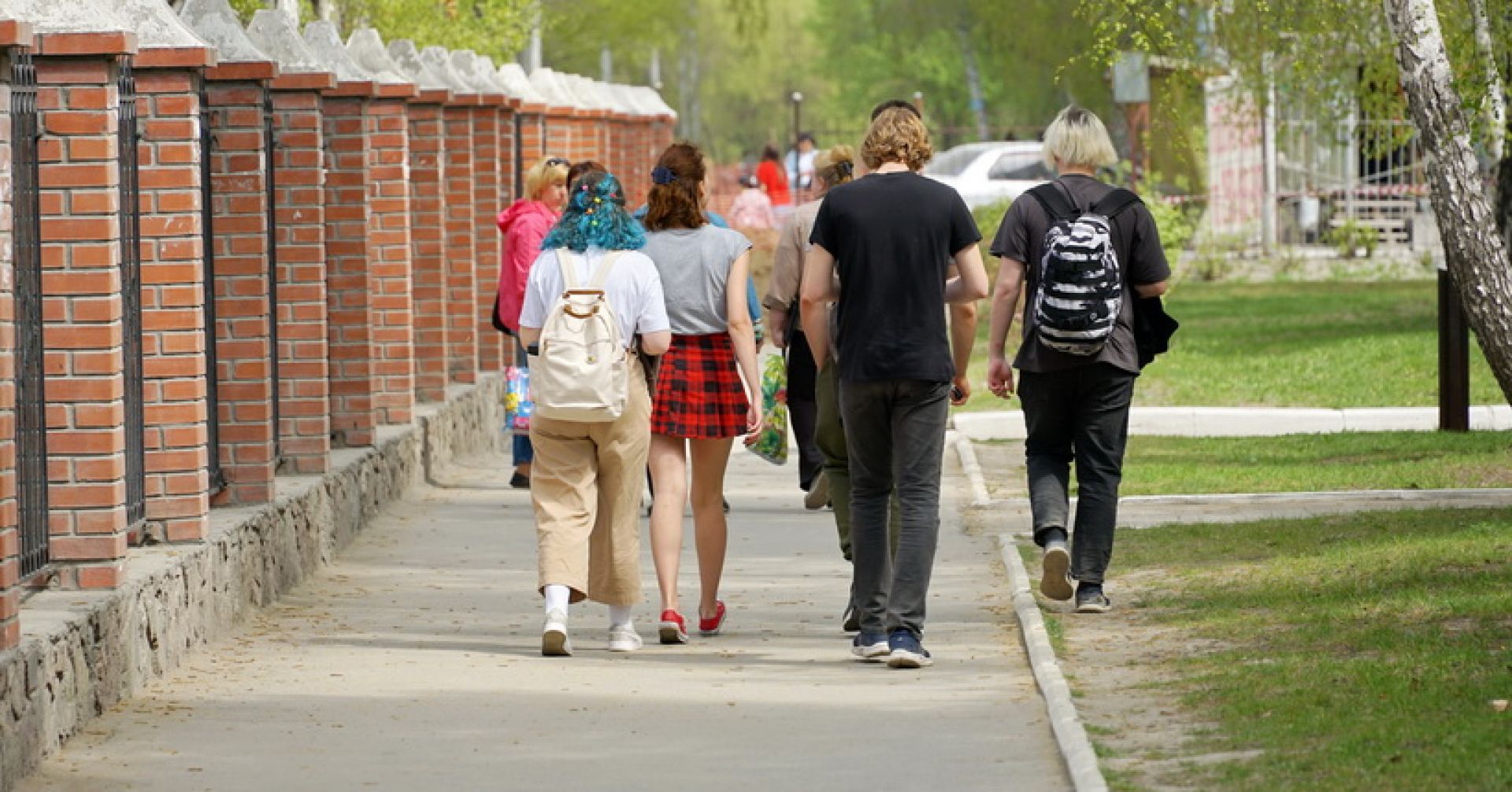 подростки гуляют