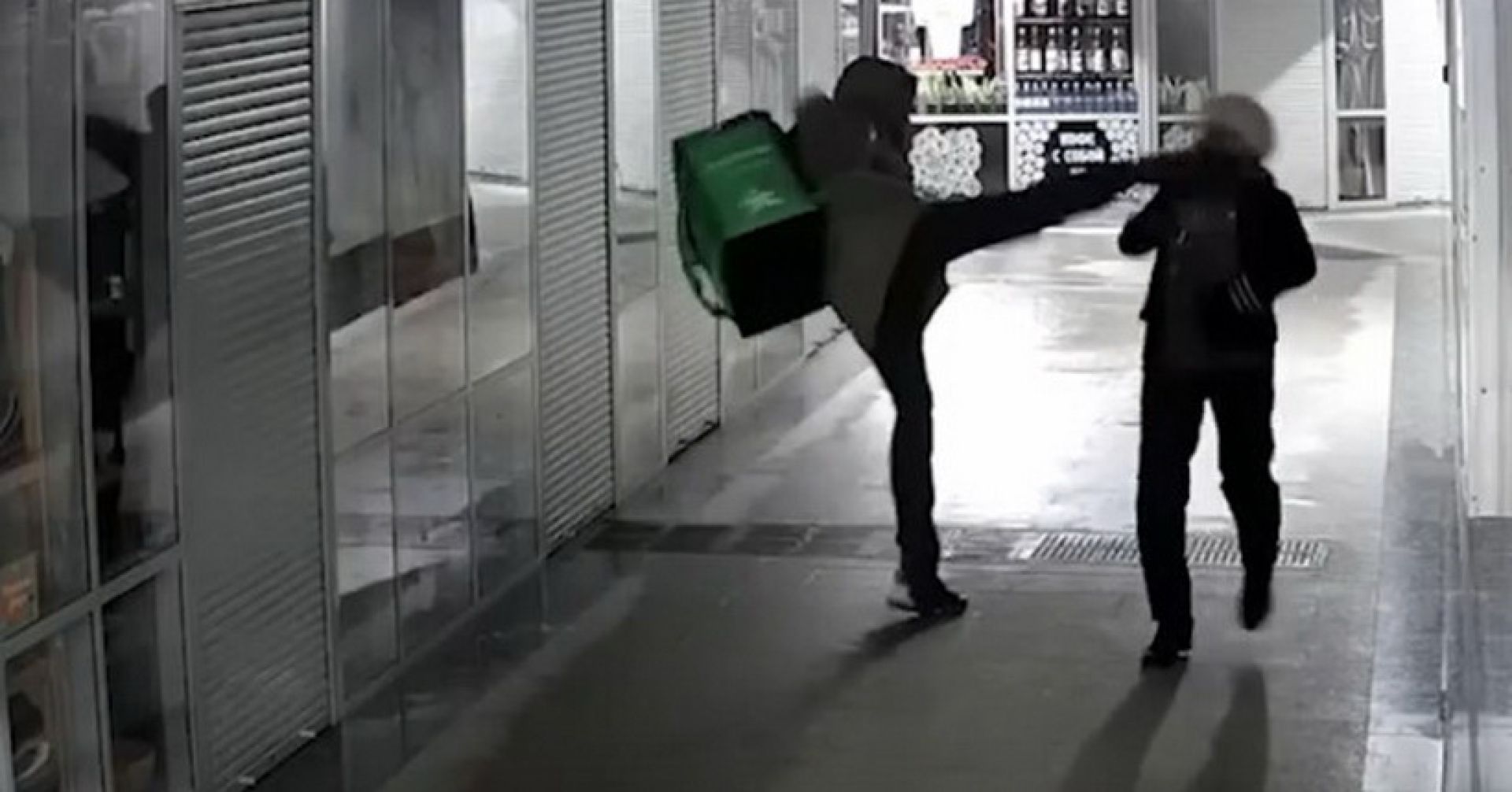 курьер напал на женщину