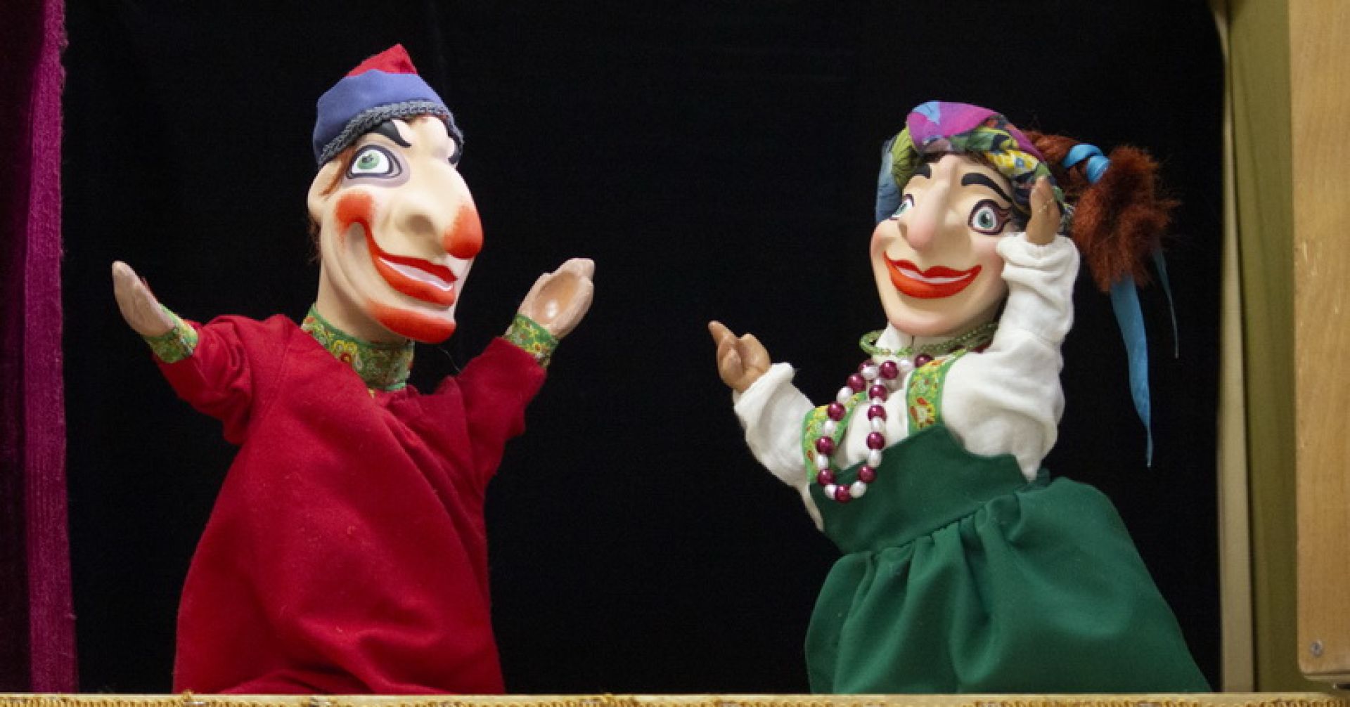 сцена из кукольного спектакля "Петрушка"