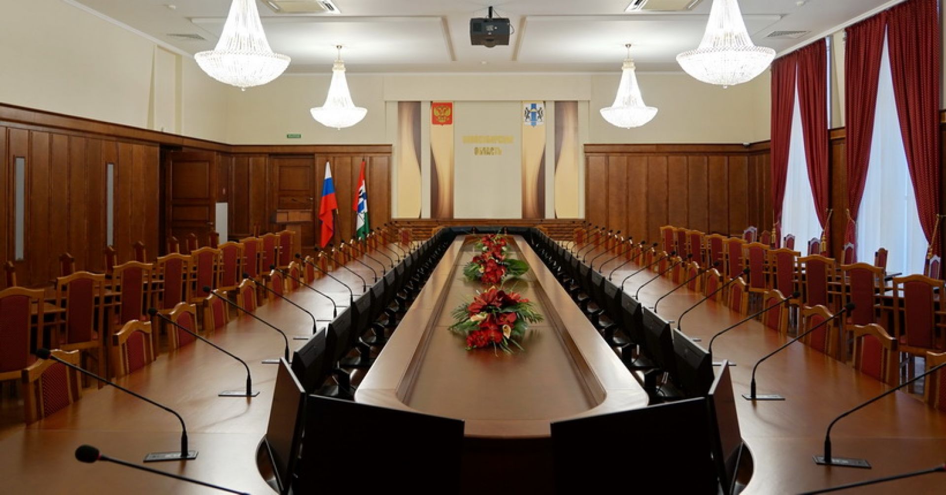 пустой малый зал заксобрания