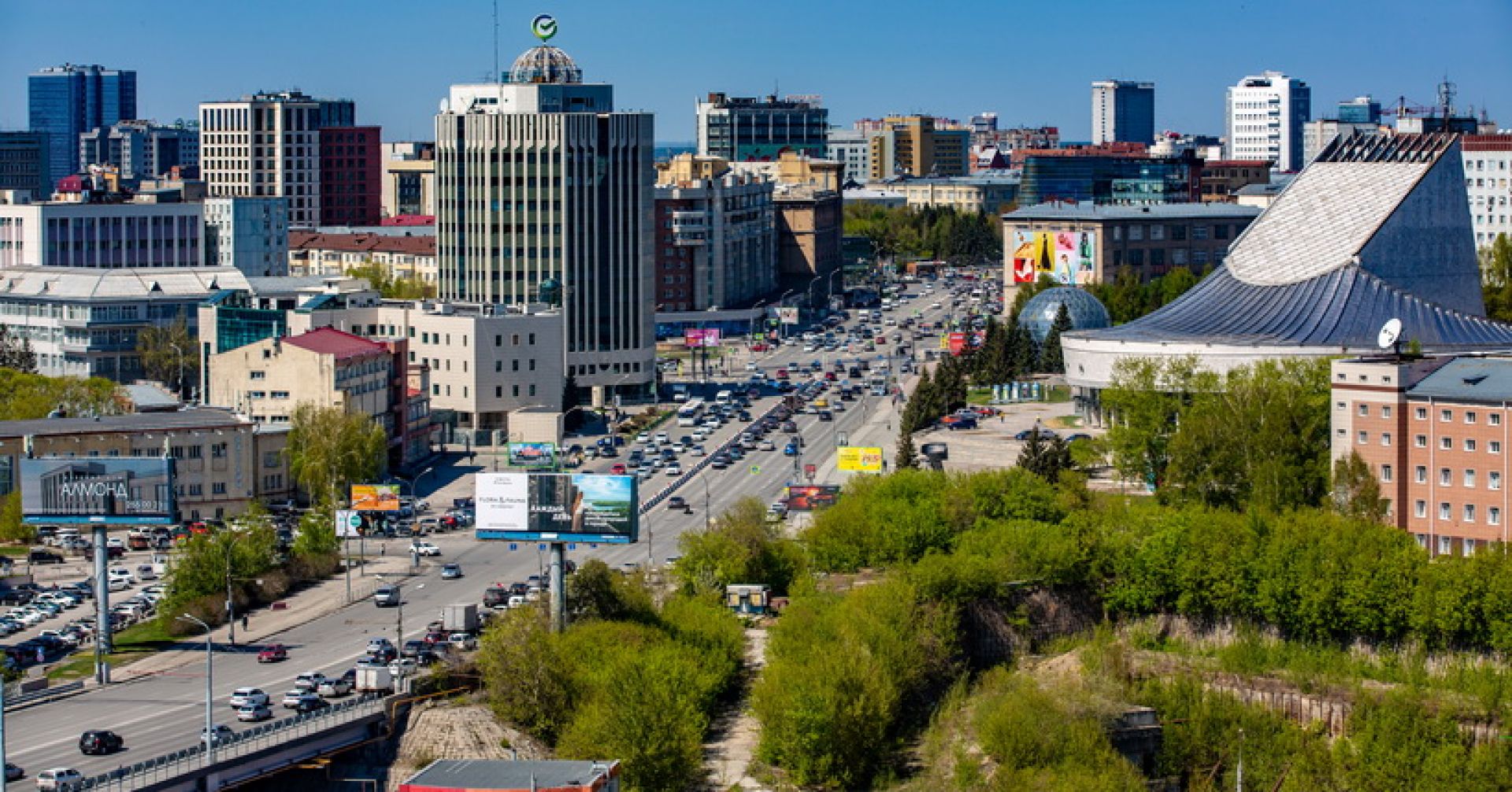 вид на Октябрьскую магистраль в Новосибирске