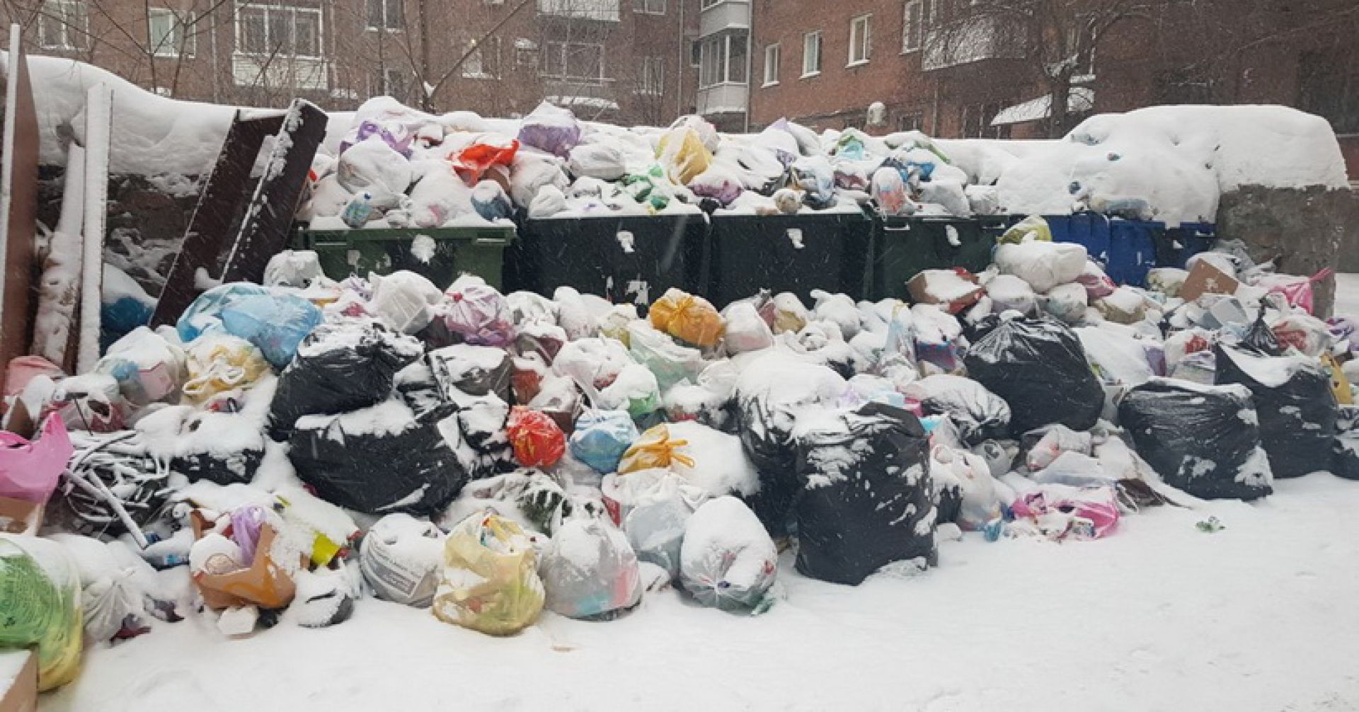 мусорные контейнеры с горами мусора