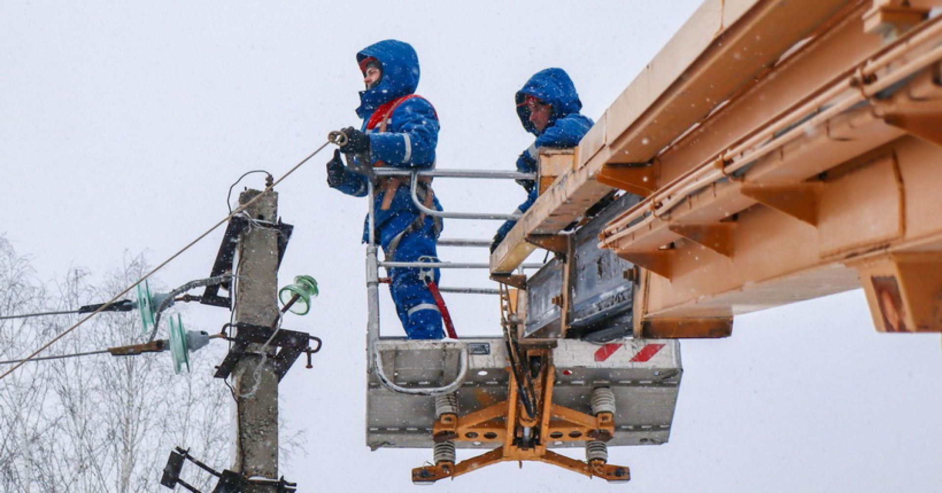 электромонтажники на линии электропередач