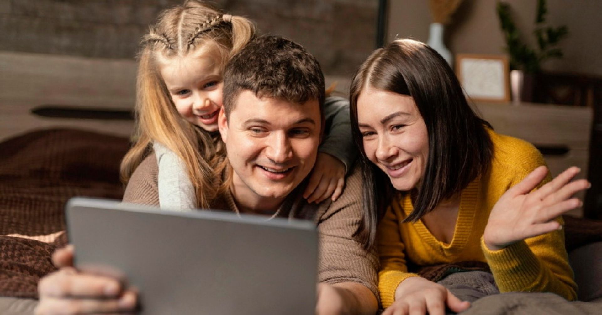 семья за ноутбуком