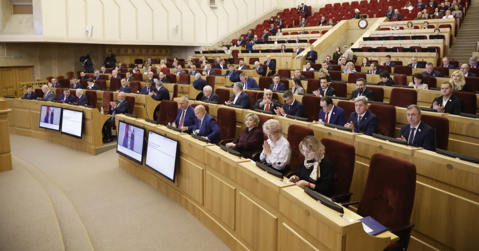 зал сессии заксобрания