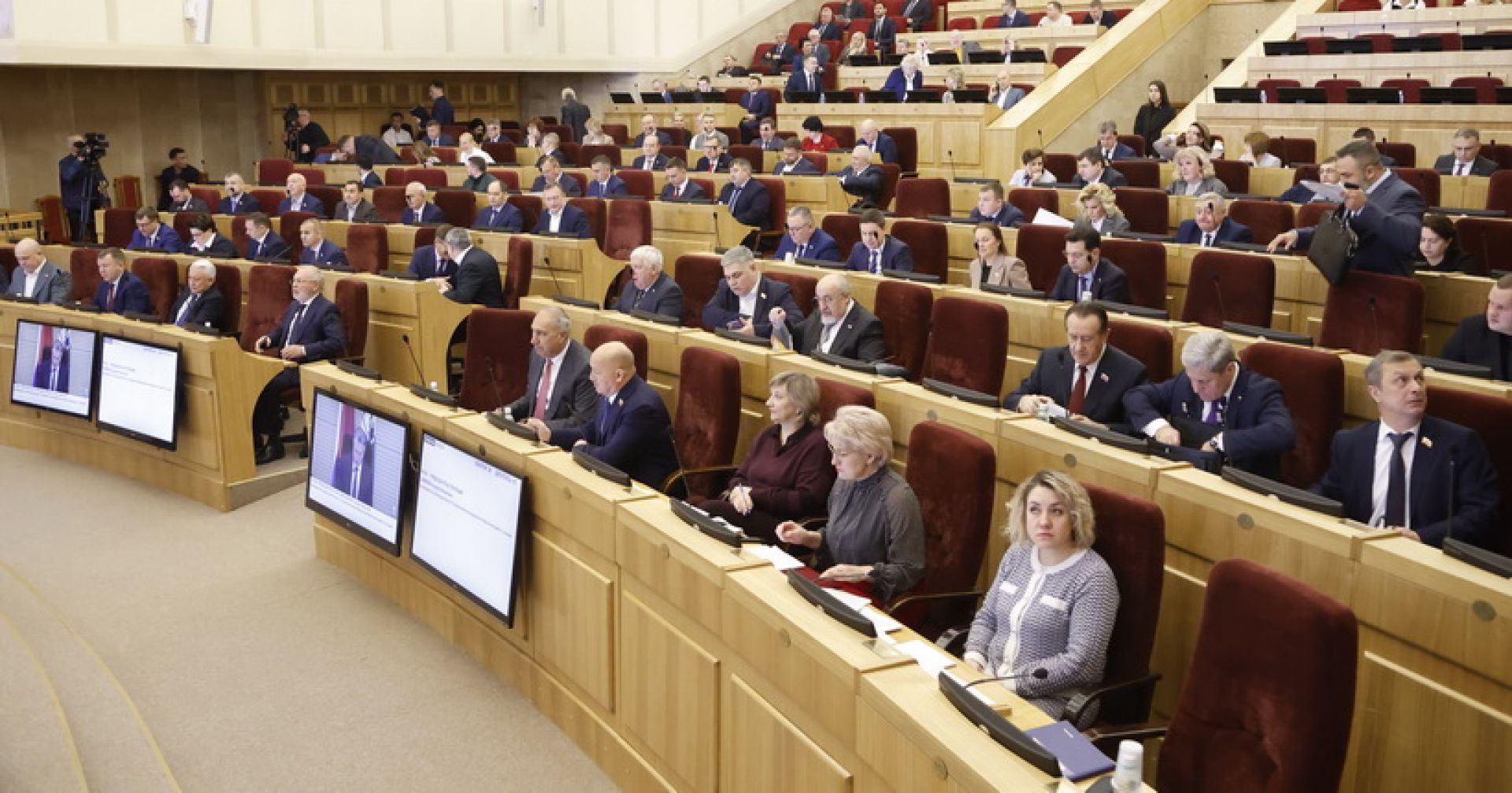 зал сессии заксобрания