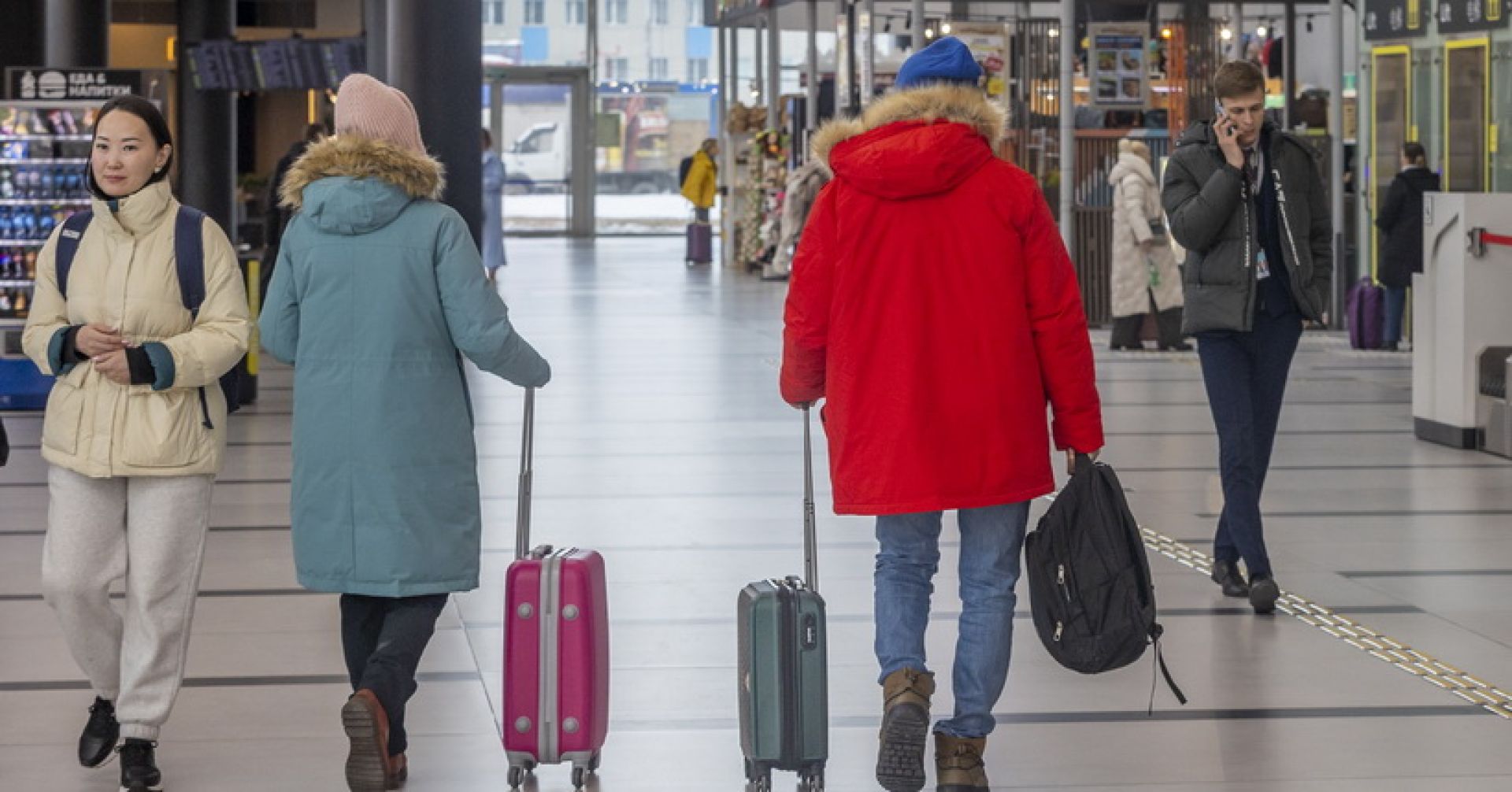 пассажиры в аэропорту