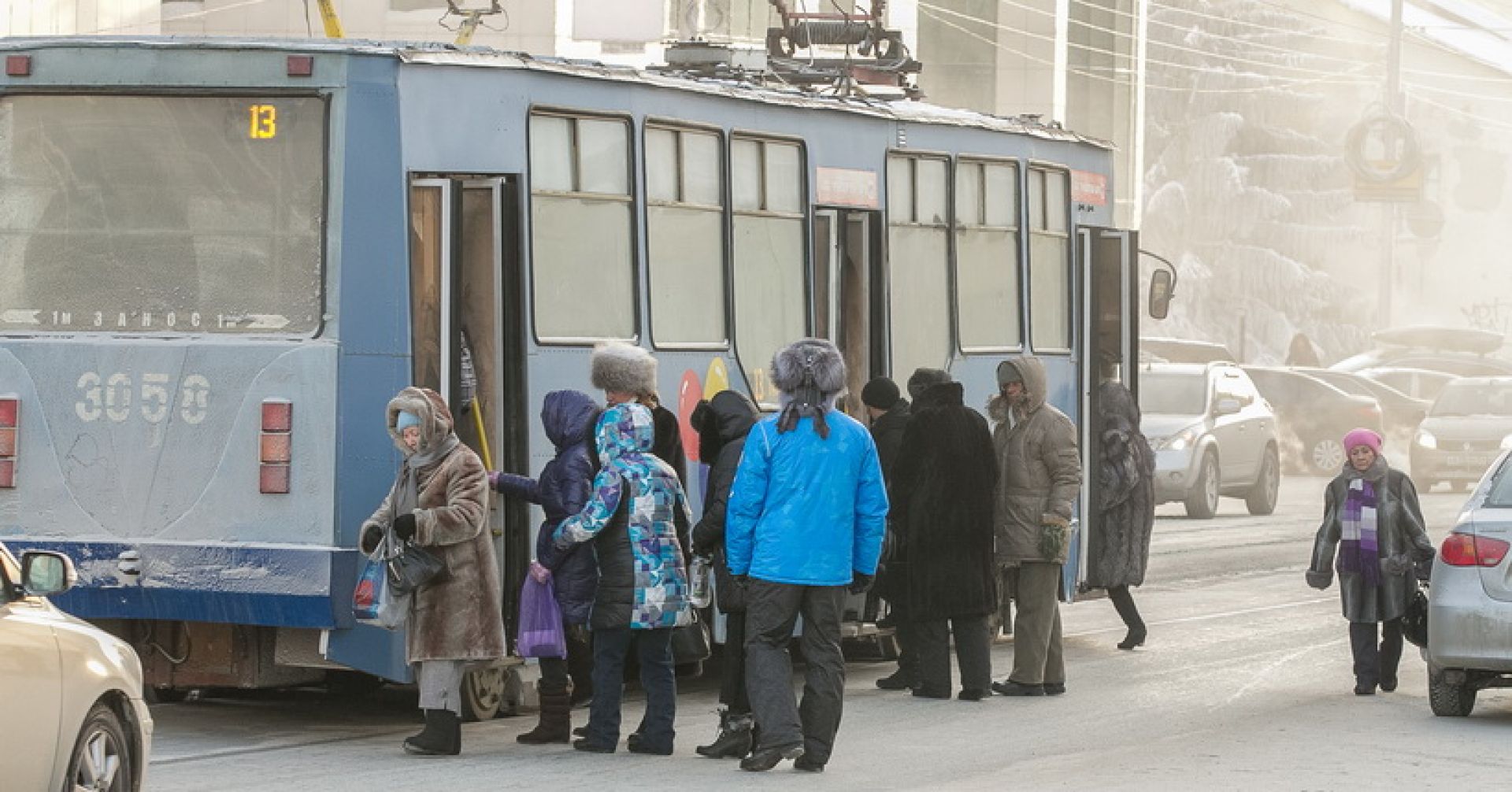 люди садятся в трамвай
