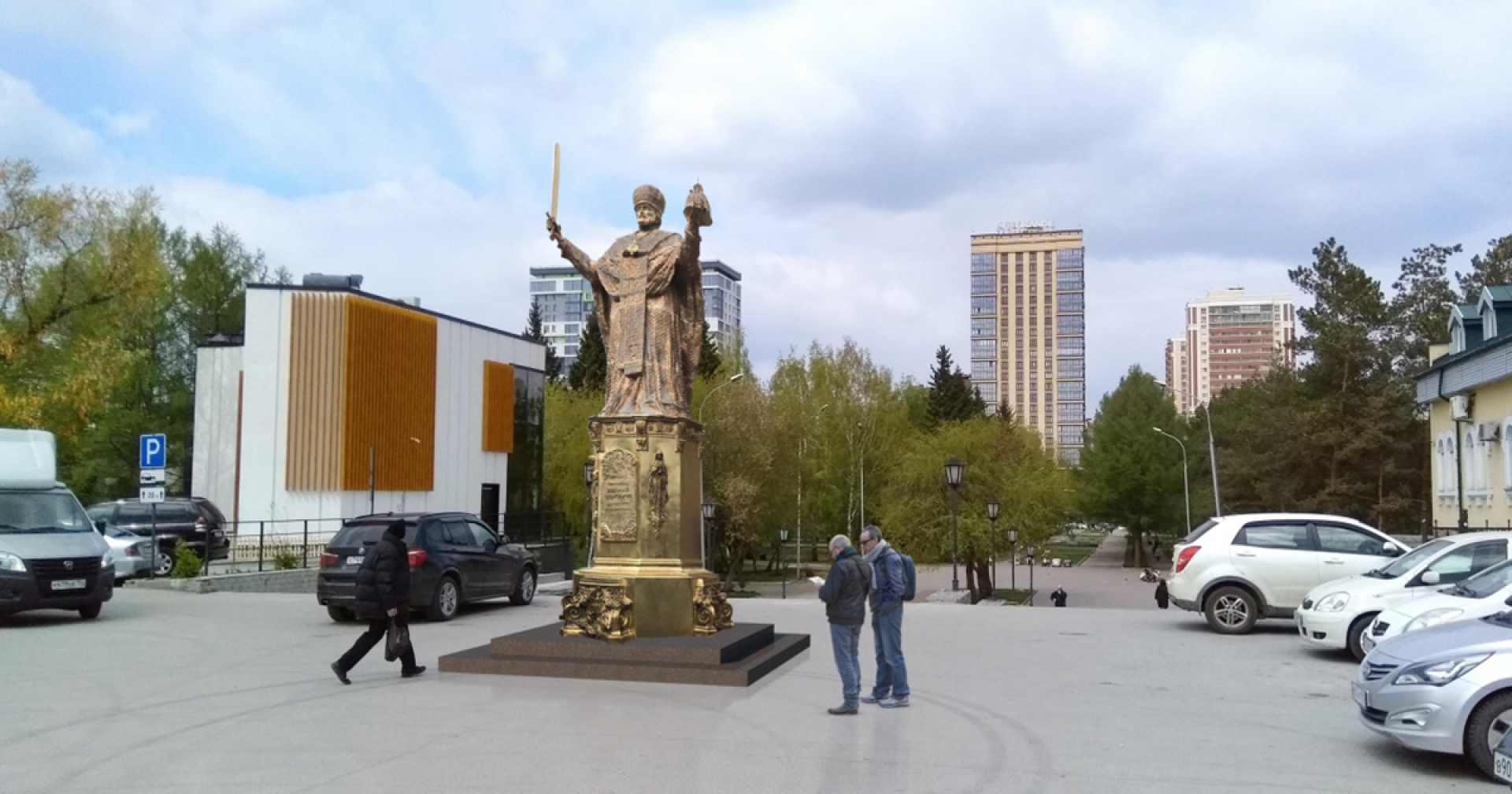 Памятник Николаю Чудотворцу в Липецке. Церковь напымский Север Новосибирск. Церковь Нарымский сквер Новосибирск. Памятник около церкви в Новосибирске Нарымский сквер.