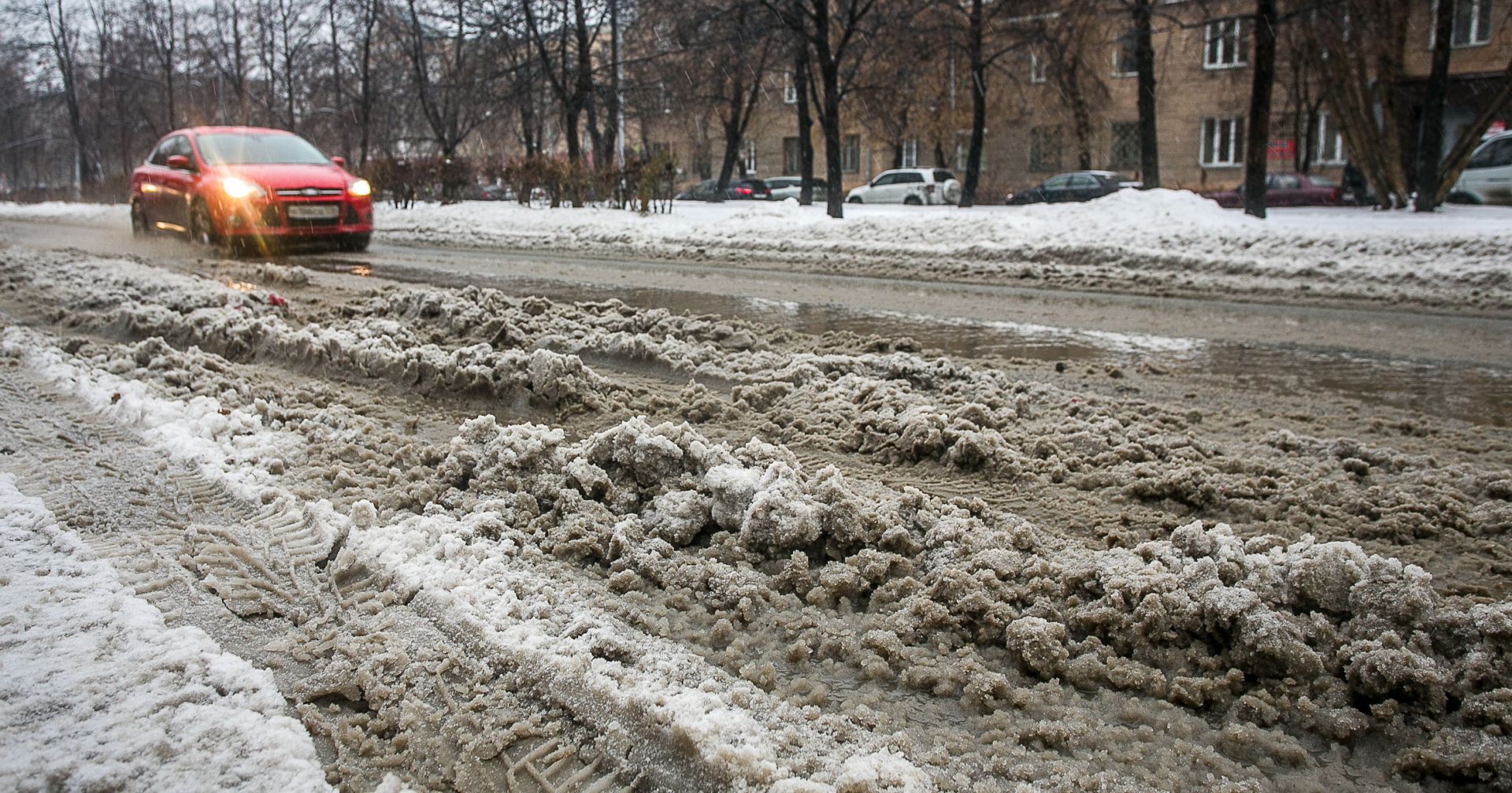 Тай тай на дороге грязный снег. Грязный снег в городе. Грязная дорога. Снег с грязью на дороге. Загрязнение снега.