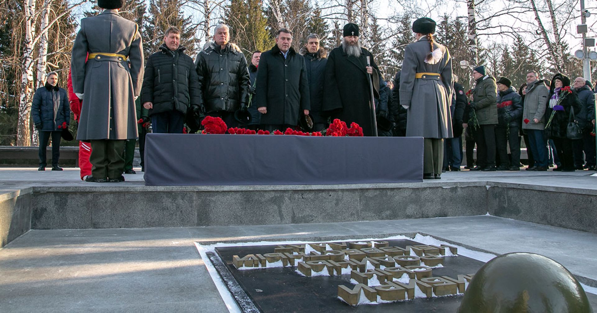 Открытие солдату. Новосибирск монумент славы могила неизвестного солдата. Могила неизвестного солдата Сибиряка Новосибирск. Памятник неизвестному солдату монумент славы Новосибирск. Могила неизвестного солдата Новосибирск Заельцовский район.