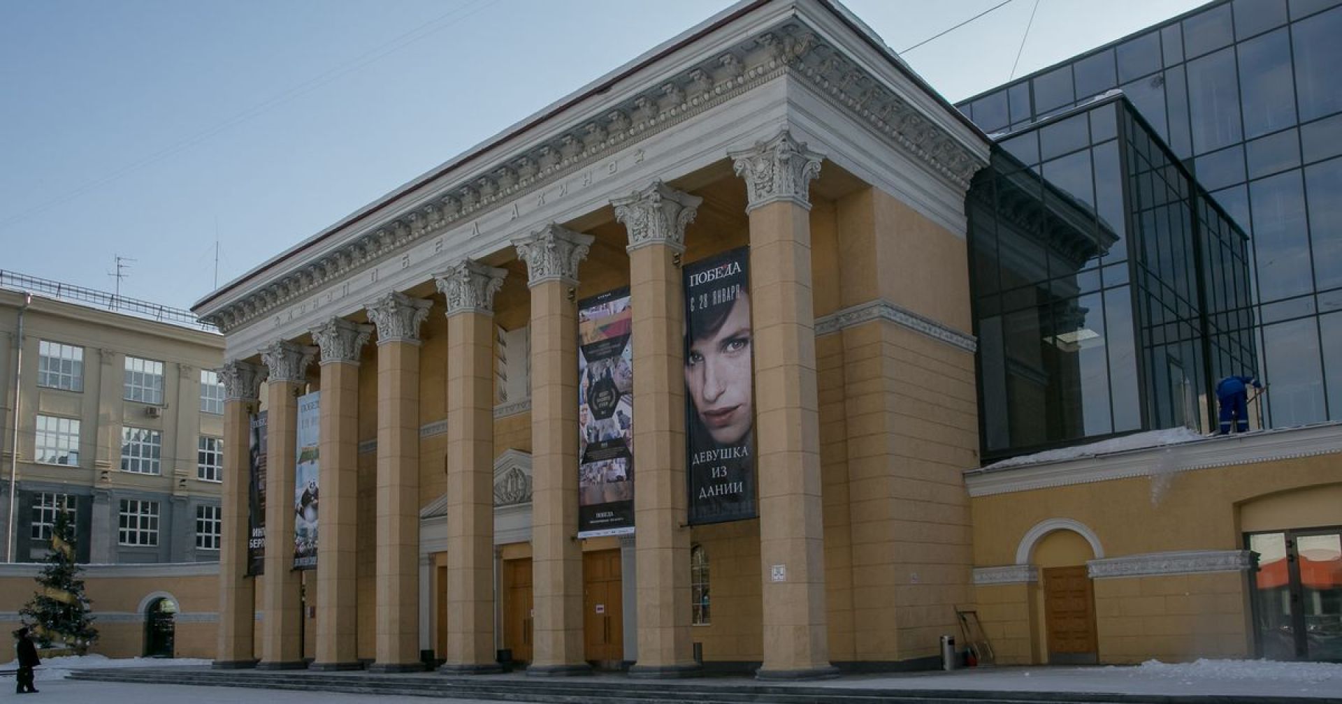 Победа новосибирск. Кинотеатр победа Новосибирск. Театр победа Новосибирск. Здание кинотеатра победа Новосибирск. Кинотеатр победа новый год Новосибирск.