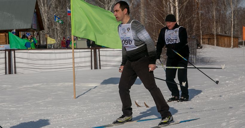 Виталий Злодеев катится на лыжах
