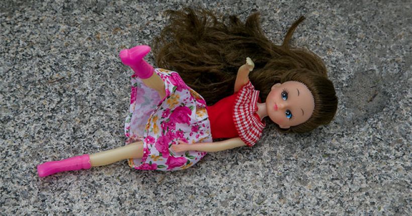 кукла лежит на асфальте