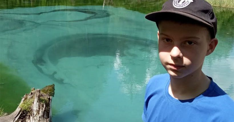 мальчик на фоне водоёма
