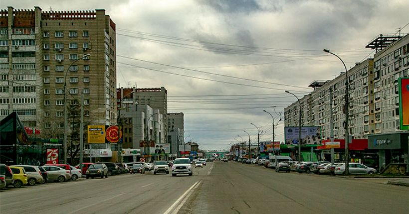 машины едут по улице Челюскинцев в Новосибирске