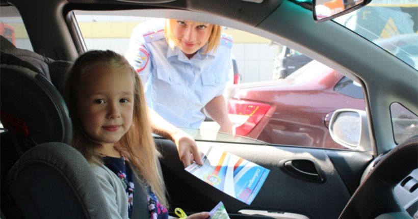 девочка в салоне автомобиля