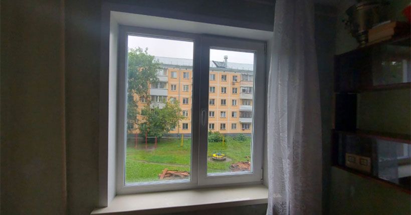 окно в квартире с видом во двор