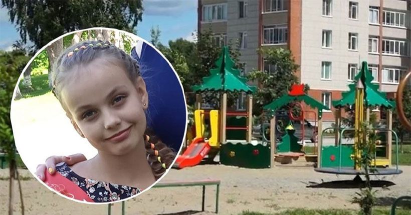 школьница на фоне детской площадки