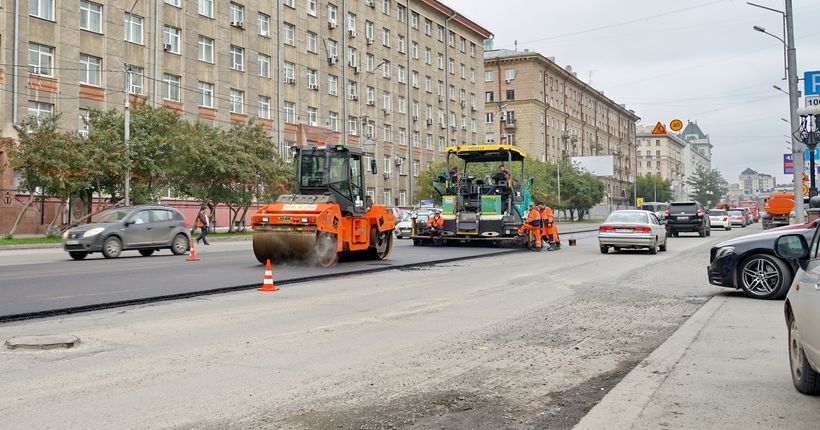 дорожная техника укладывает асфальт на Вокзальной магистрали