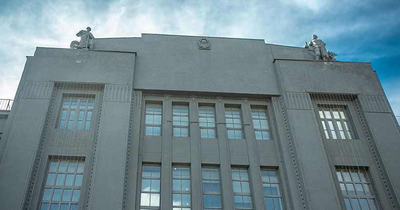 здание художественного музея в Новосибирске