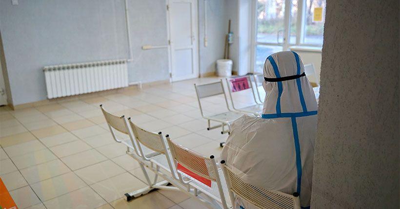 врач в красной зоне
