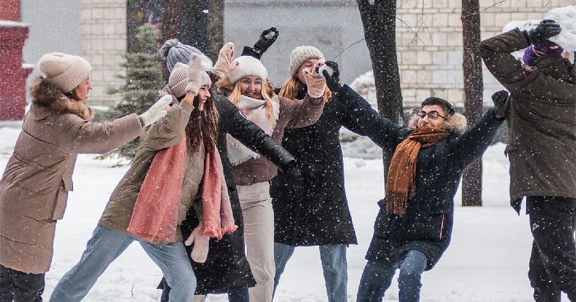 студенты и снег